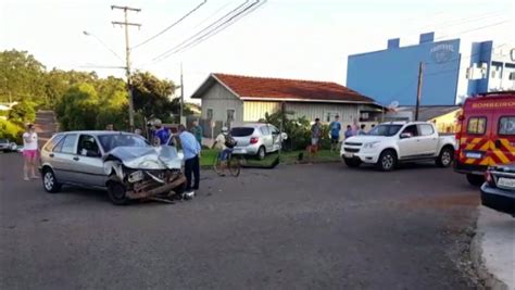 Tipo E Sandero Colidem No Bairro Pacaembu Mulher Ficou Ferida V Deo