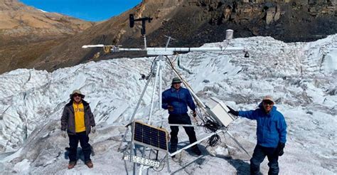 Cusco realizan mantenimiento de la estación meteorológica del glaciar