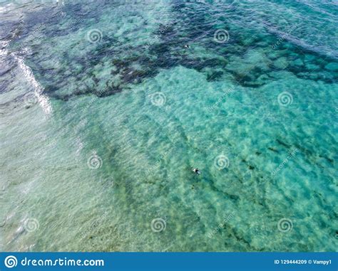 Luchtmening Van Een Glasheldere Overzees Met Golven En Surfers Playa De