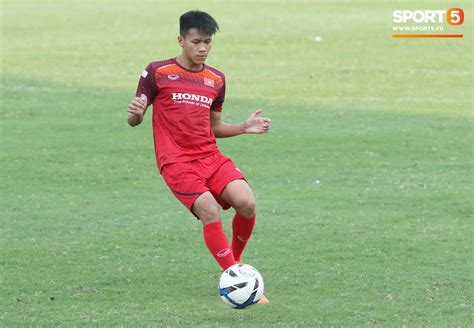 Hot boy Việt kiều chưa thể tập luyện xót xa nhìn hàng loạt cầu thủ U23 Việt Nam chấn thương