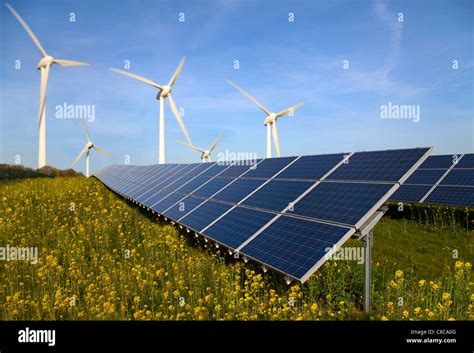 Paneles solares y eólicas en el campo Fotografía de stock Alamy