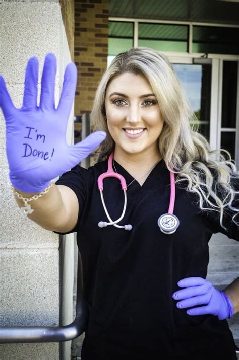 35 Amazing College Graduation Pictures Ideas To Take In 20211 Nursing