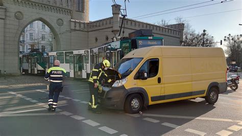 Unfall In Potsdam Tram Entgleist Am Nauener Tor