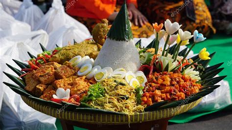 Nasi Tumpeng Arroz Con Cono Servido Con Urap Urap Ensalada Indonesia