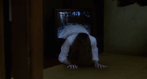 Ringu Sadako Crawls Out Of A Tv Horror Japonês Filmes De Terror