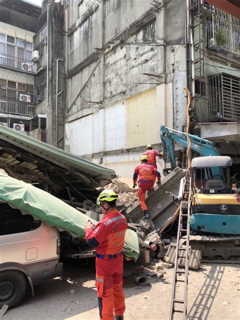 台媒：台中一栋两层楼房屋倒塌3人受困，一人被救出但失去生命迹象