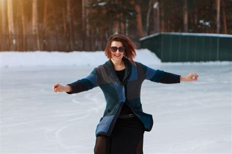 Patinadora Art Stica Sobre Hielo La Ni A Est Patinando Hielo Bajo El