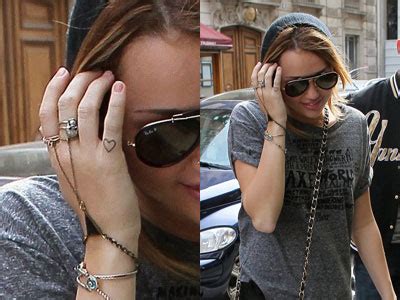 Miley Cyrus finger heart tattoo | Steal Her Style