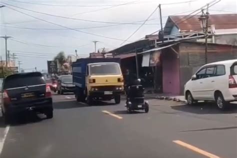 Viral Emak Emak Lawan Arah Adang Truk Bolehkah ODGJ Mengendarai