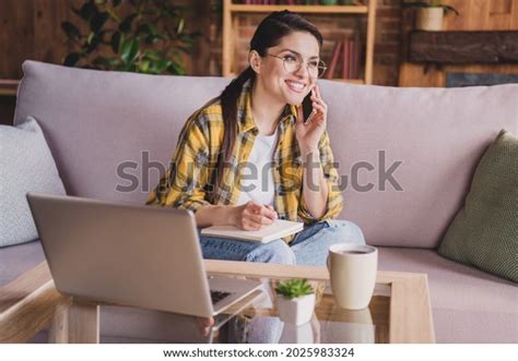 imágenes de Ama de casa latina mostrando el celular Imágenes fotos y vectores de stock