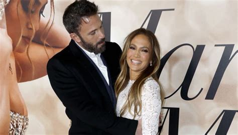 Jennifer Lopez exibe aliança após se casar o marido Ben Affleck