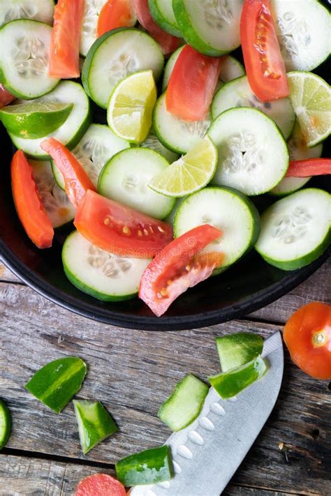 Tomaten En Komkommersalade Stock Foto Image Of Versheid Komkommer