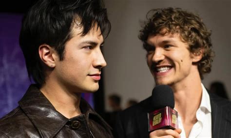 Quem são os atores de Heated Rivalry série de romance gay que está bombando nos EUA Maior Viagem