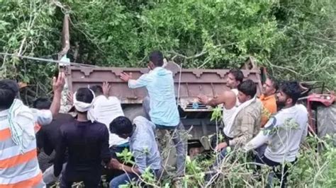 Accident মন্দির থেকে ফেরার পথে খাদে পড়ে গেল যাত্রীবোঝাই ট্রাক্টর