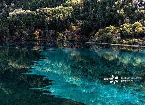 四川九寨溝——飛瀑灑落拂面來，九寨山水揚海天 每日頭條