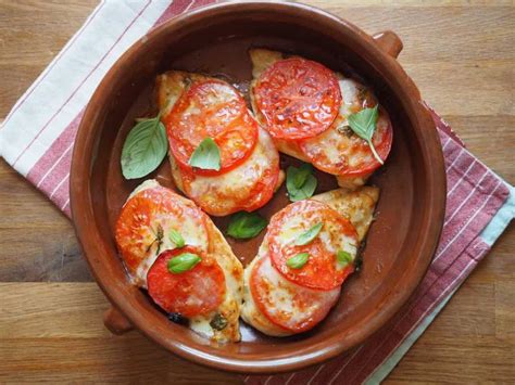 Przepis na Pierś z kurczaka z pomidorem i mozzarellą Krok po kroku