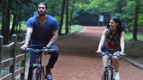 Erkenci kus bicicleta afis actor pareja póster demet ozdemir can