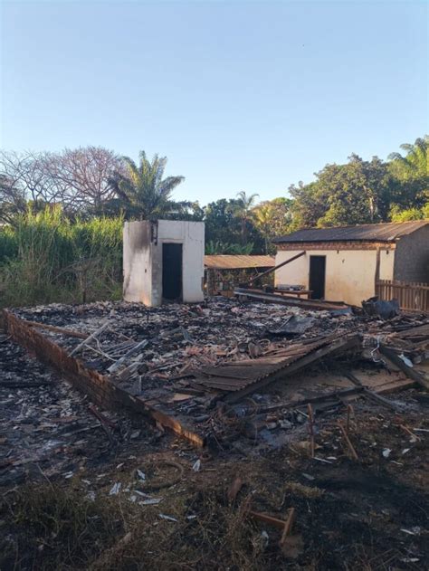 Família fica desabrigada após ter casa destruída pelo fogo em Guarantã