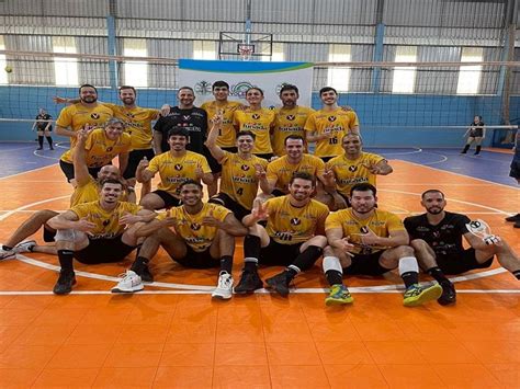 Equipe de voleibol masculino da Semepp conquista dois troféus em