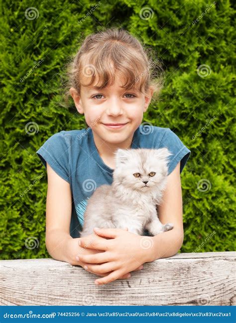 Jeune Fille Avec Le Chaton Du Chat Persan Photo Stock Image Du