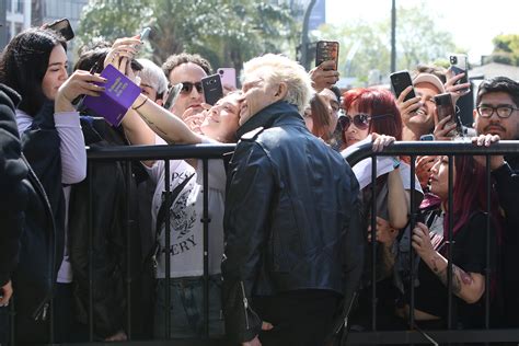 Furor Por Billy Idol En Buenos Aires El Cantante Se Sacó Fotos Con Sus