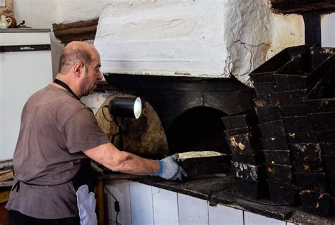 Në lagjet e vjetra të Korçës ndien edhe aromën e bukës tradicionale me