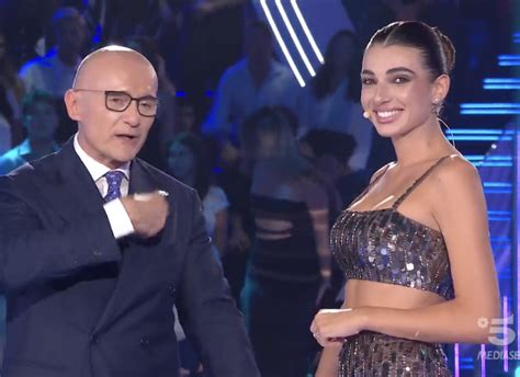 Rebecca Staffelli Entra In Studio Al Grande Fratello Debutto In