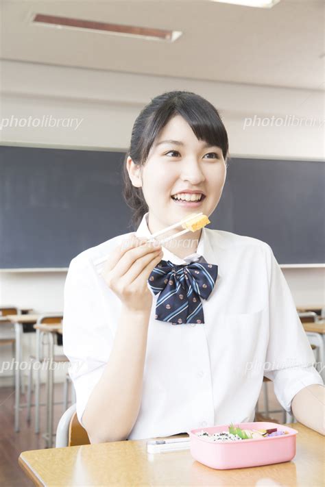 お弁当を食べる女子学生 写真素材 [ 6841886 ] フォトライブラリー Photolibrary