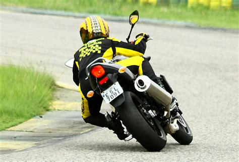 Teste Da Naked Bandit Da Suzuki No Aut Dromo De Jacarepagu Carros Uol Uol Carros