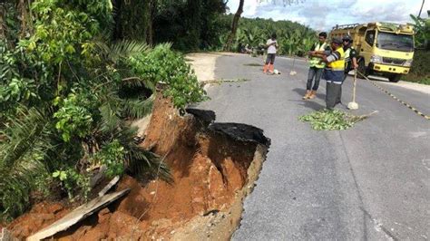 Imbas Longsor Lalin Di Jalan Trans Sulawesi Kasintuwu Lutim Sulsel