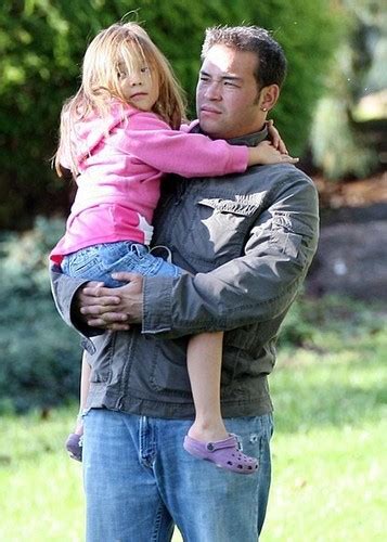 Jon Gosselin With His Kids In Their Yard - zanessa vs jon & kate + 8 Photo (8353592) - Fanpop