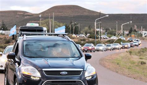 Cañadón Seco Una multitudinaria caravana de vecinos en apoyo a la