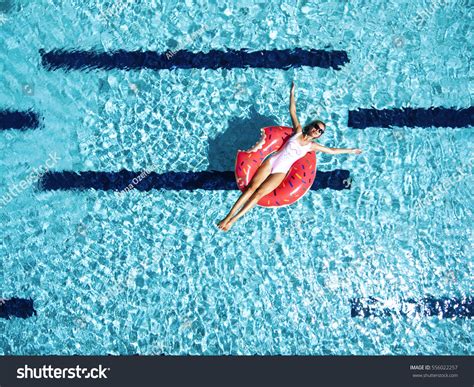 172 001 imágenes de Chica en bikini en la alberca Imágenes fotos y vectores de stock