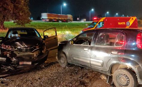 Batida entre carros deixa três feridos na CIC um dos veículos teria