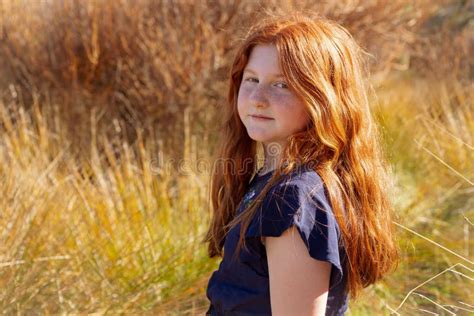 Jong Meisje Met Lang Rood Haar Tegen Een Herfst Natuurlijke Achtergrond