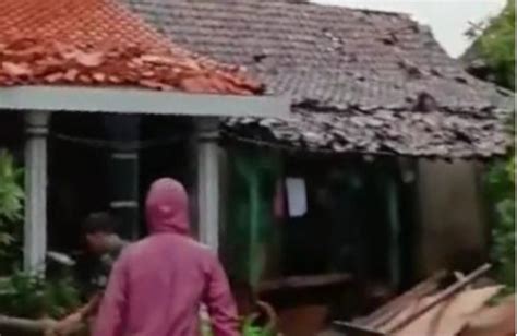 Puting Beliung Terjang Dua Dusun Di Weleri Kendal Puluhan Rumah Porak