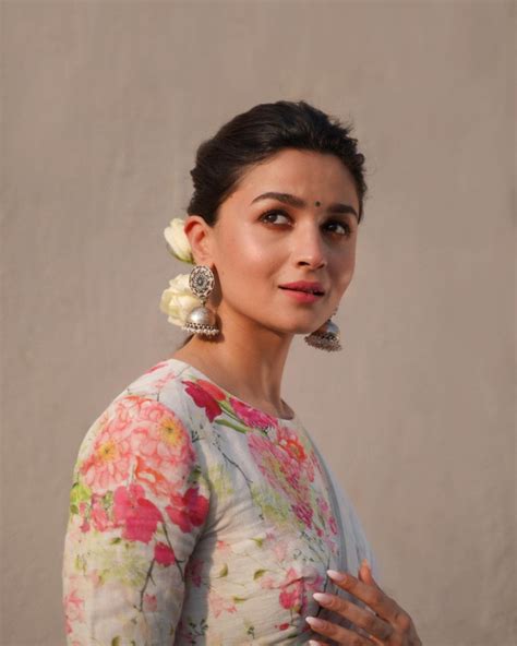 Alia Bhatt S Rich Look Creamy White Saree For Gangubai Kathiawadi