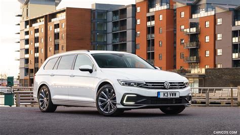 2020 Volkswagen Passat GTE Advance Estate (UK-Spec; Plug-In Hybrid) | Front Three-Quarter