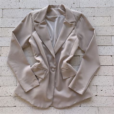 Blazer Alfaiataria Alongado Detalhe Ombreiras Nude Dondoca Moda Feminina