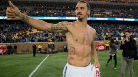 O Futebolista Sueco Zlatan Ibrahimovic Vai Regressar Ao Ac Milan Tendo