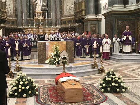 Venti Tra Cardinali E Vescovi Per Lultimo Saluto In Duomo A Padre