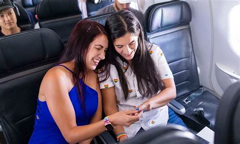 Flight Attendant Proposes To Pilot Girlfriend Mid Flight She Proposed Back