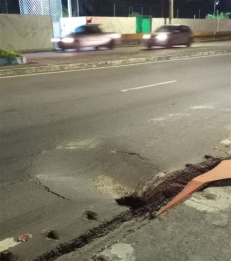 Afundamento em pista aumenta riscos de acidentes na Avenida Efigênio