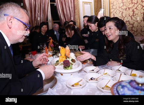 Paris Le Novembre Un Membre Du Personnel Pr Sente