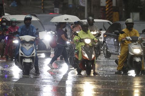 In Pics Typhoon Muifa Makes Landfall In China Mint Primer