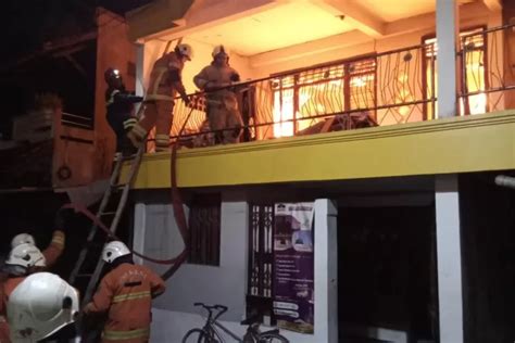 Rumah Berlantai Dua Di Belakang Pasar Sido Kapasan Surabaya Terbakar