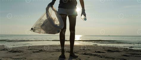 Ahorrar Agua Los Voluntarios Recogen Basura En La Playa Y Las Botellas