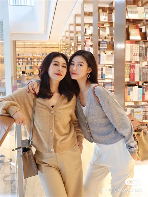 Bà mẹ U60 trẻ đẹp như hot girl chụp ảnh cùng con gái mà cứ ngỡ là chị em khiến dân tình ngỡ