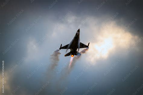 General Dynamics F-16 Viper fighter jet afterburner take off Stock ...