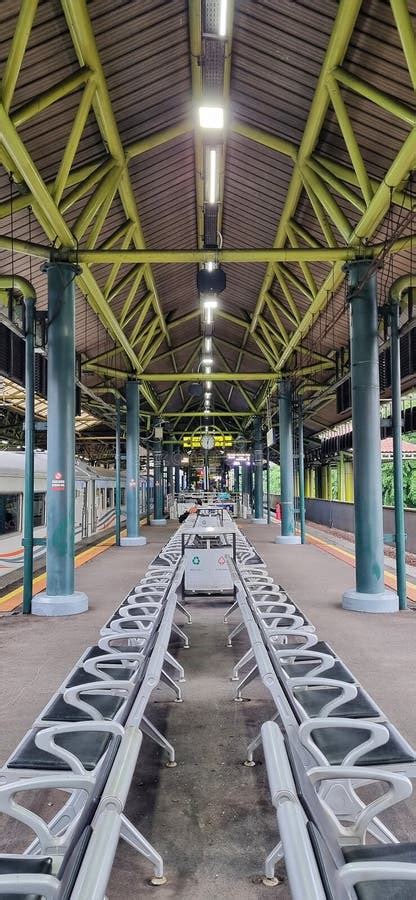 129 Train Station Seats Waiting Area Stock Photos Free And Royalty Free